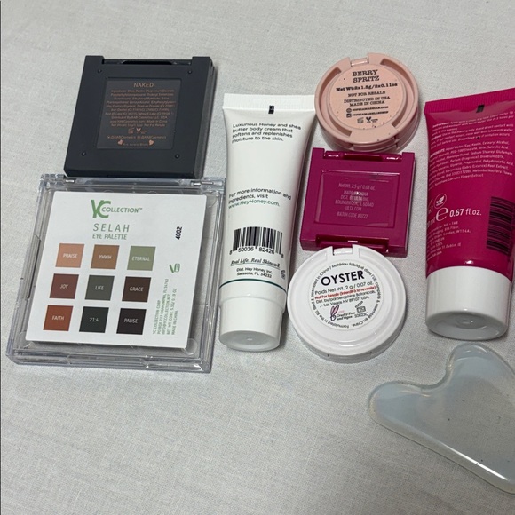 Makeup Sample Bundle - Picture 2 of 5